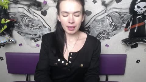 JasmineKouch online show from 11/05/25, 06:52