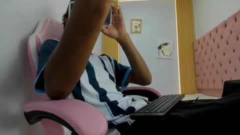 Snapshot of jax_maliq chatting on 10/19/25, 02:01 jax_maliq online show from 10/19/25, 02:01