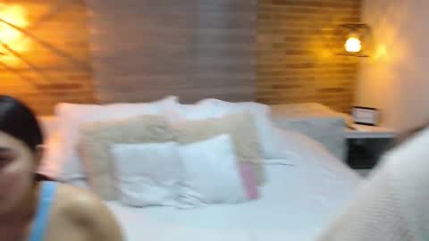 Jazmin and Scarlett online show from 11/20/25, 09:42