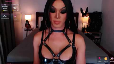 Snapshot of jenifers_body chatting on 10/28/25, 06:54 Queen Jenifer online show from 10/28/25, 06:54