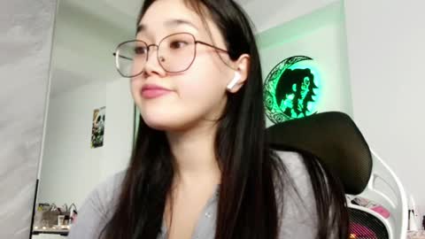 Snapshot of jennatyan chatting on 12/19/24, 01:29 JENNA online show from 12/19/24, 01:29