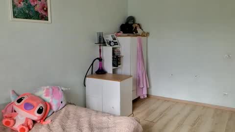 Snapshot of jessa_vibe chatting on 10/17/25, 08:17 Jessica but u can call me Jessa online show from 10/17/25, 08:17