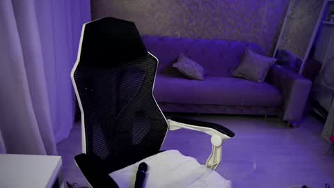 Snapshot of jeyssy69 chatting on 12/22/24, 04:17 Jeyssy also Andra online show from 12/22/24, 04:17