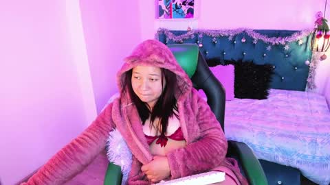 Snapshot of jhiinny_brownn chatting on 12/28/24, 04:30 Jhiinny online show from 12/28/24, 04:30