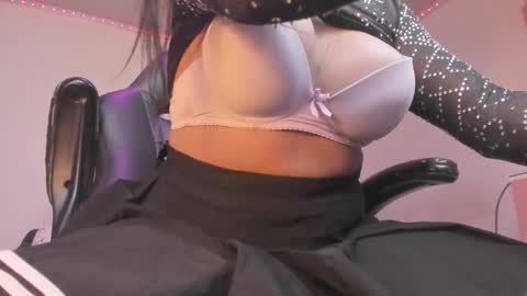 Snapshot of jhoanatrans22 chatting on 11/28/25, 12:13 jhoanatrans22 online show from 11/28/25, 12:13