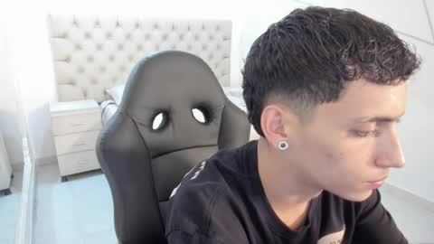 Snapshot of jhoanleandro chatting on 10/16/25, 04:57 jhoanleandro online show from 10/16/25, 04:57