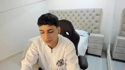 Snapshot of jhoanleandro chatting on 11/13/25, 04:44 jhoanleandro online show from 11/13/25, 04:44