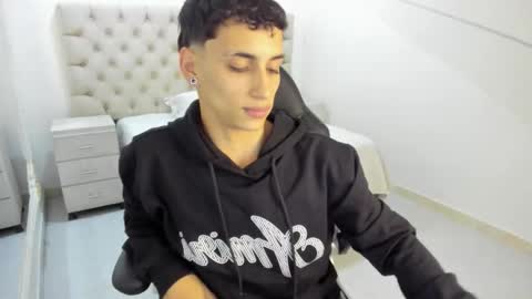 Snapshot of jhoanleandro chatting on 11/20/25, 04:34 jhoanleandro online show from 11/20/25, 04:34