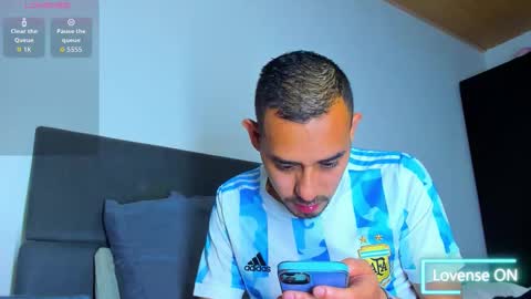 Snapshot of jhonyalzate chatting on 11/16/25, 12:16 Jhony Alzate online show from 11/16/25, 12:16