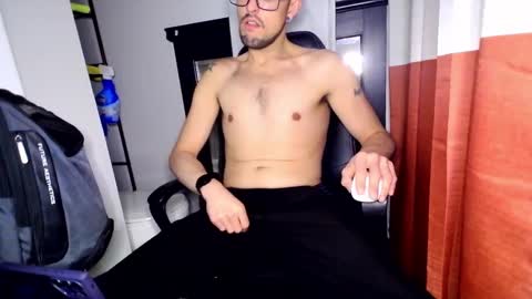 Snapshot of jhp_kinky_2000 chatting on 01/06/25, 08:03 kinky party boy online show from 01/06/25, 08:03