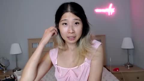 Jiwoo online show from 10/13/25, 08:03