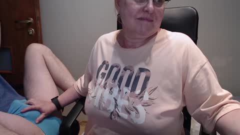 Snapshot of joannaandneighbour chatting on 01/09/25, 05:43 Joanna and Greg online show from 01/09/25, 05:43