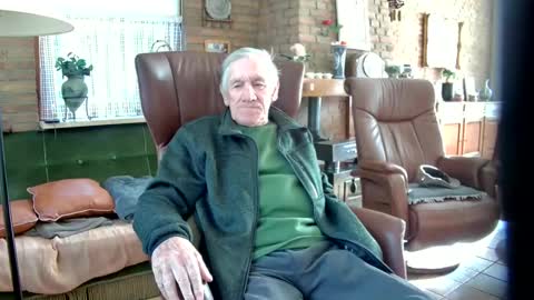 Snapshot of johan7_heet chatting on 12/08/24, 11:57 johan7 heet online show from 12/08/24, 11:57