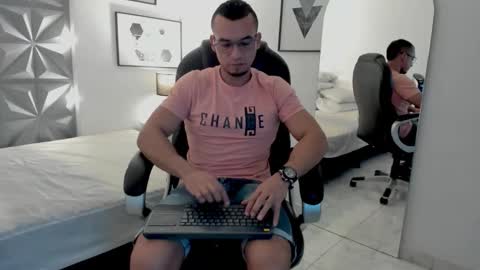 Snapshot of johan_miller1 chatting on 12/15/25, 01:54 johan online show from 12/15/25, 01:54