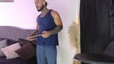 Snapshot of john_and_louis chatting on 05/09/26, 11:59 John online show from 05/09/26, 11:59