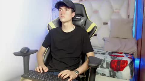 Snapshot of johnny_cagee chatting on 09/28/25, 04:07 johnny_cagee online show from 09/28/25, 04:07