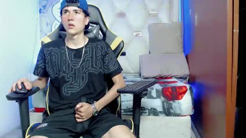 Snapshot of johnny_cagee chatting on 10/15/25, 05:07 johnny_cagee online show from 10/15/25, 05:07