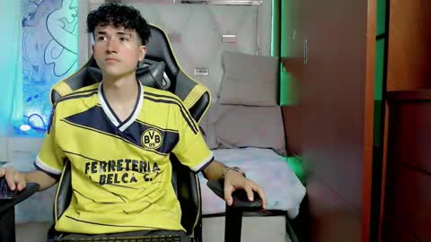 Snapshot of johnny_cagee chatting on 10/21/25, 05:08 johnny_cagee online show from 10/21/25, 05:08