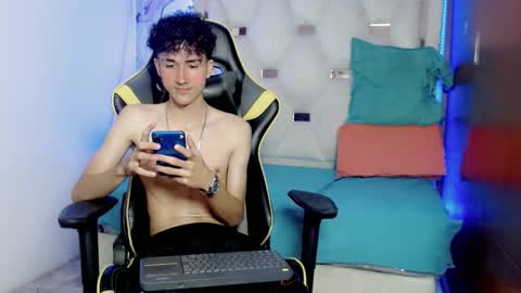 Snapshot of johnny_cagee chatting on 12/05/25, 06:11 johnny_cagee online show from 12/05/25, 06:11