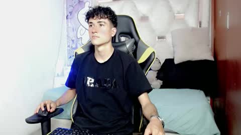 Snapshot of johnny_cagee chatting on 01/06/26, 04:05 johnny_cagee online show from 01/06/26, 04:05