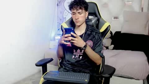 Snapshot of johnny_cagee chatting on 01/07/26, 04:04 johnny_cagee online show from 01/07/26, 04:04