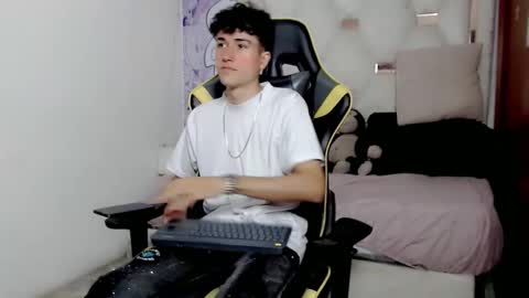 Snapshot of johnny_cagee chatting on 01/08/26, 03:42 johnny_cagee online show from 01/08/26, 03:42