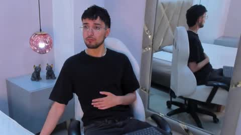 Snapshot of jonnygreey chatting on 11/17/25, 06:35 JonnyGreey online show from 11/17/25, 06:35