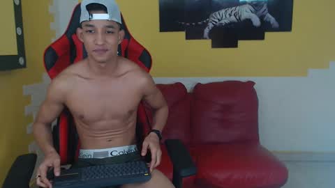 Snapshot of jose_sexycumm chatting on 12/24/24, 12:22 jose_sexycumm online show from 12/24/24, 12:22