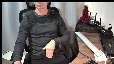 Snapshot of joven322 chatting on 12/16/25, 05:45 Matias online show from 12/16/25, 05:45