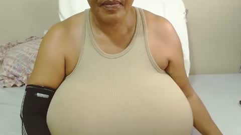 Snapshot of joycemando chatting on 02/17/25, 12:05 DairyQueen online show from 02/17/25, 12:05