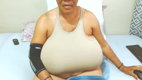 Snapshot of joycemando chatting on 02/17/25, 03:09 DairyQueen online show from 02/17/25, 03:09