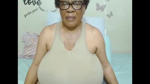 Snapshot of joycemando chatting on 09/19/25, 06:04 DairyQueen online show from 09/19/25, 06:04