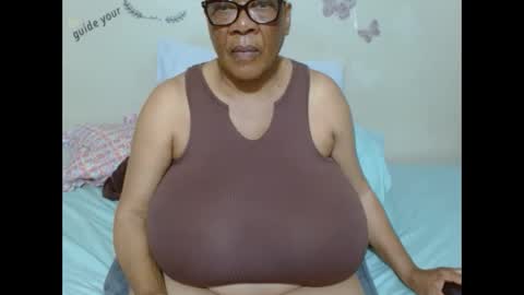 Snapshot of joycemando chatting on 09/19/25, 07:36 DairyQueen online show from 09/19/25, 07:36