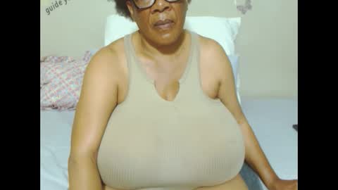 Snapshot of joycemando chatting on 10/02/25, 06:04 DairyQueen online show from 10/02/25, 06:04