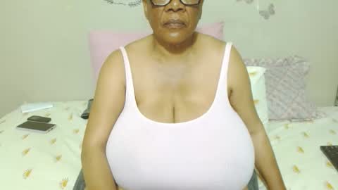 Snapshot of joycemando chatting on 10/21/25, 07:36 DairyQueen online show from 10/21/25, 07:36