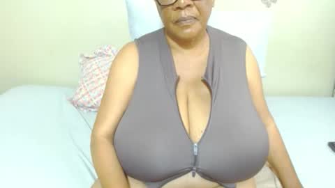 Snapshot of joycemando chatting on 10/30/25, 08:38 DairyQueen online show from 10/30/25, 08:38