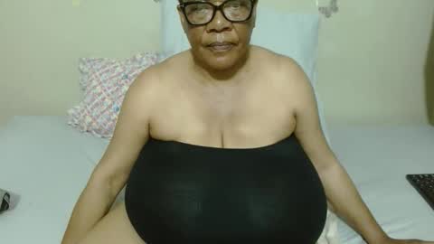 Snapshot of joycemando chatting on 11/02/25, 08:22 DairyQueen online show from 11/02/25, 08:22