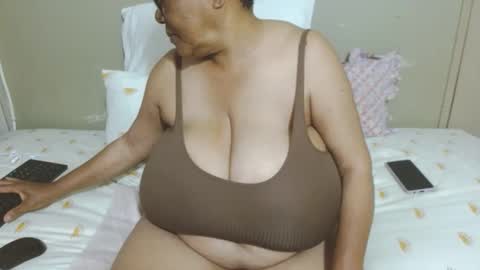 Snapshot of joycemando chatting on 11/16/25, 06:30 DairyQueen online show from 11/16/25, 06:30