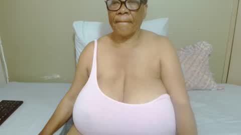 Snapshot of joycemando chatting on 11/19/25, 07:41 DairyQueen online show from 11/19/25, 07:41