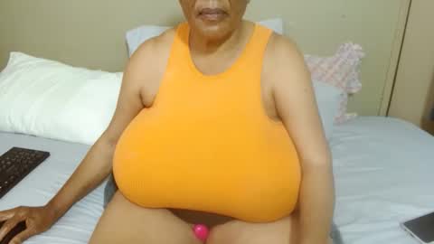 Snapshot of joycemando chatting on 11/20/25, 10:48 DairyQueen online show from 11/20/25, 10:48