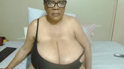 Snapshot of joycemando chatting on 11/24/25, 12:43 DairyQueen online show from 11/24/25, 12:43