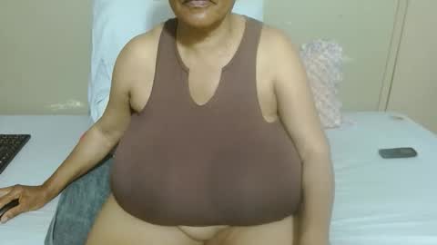 Snapshot of joycemando chatting on 11/25/25, 02:00 DairyQueen online show from 11/25/25, 02:00