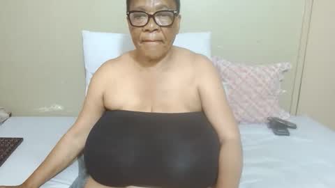 Snapshot of joycemando chatting on 11/28/25, 02:31 DairyQueen online show from 11/28/25, 02:31