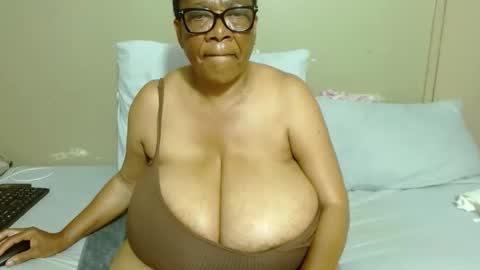 Snapshot of joycemando chatting on 11/30/25, 03:10 DairyQueen online show from 11/30/25, 03:10