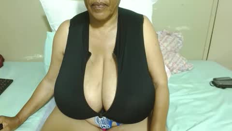 Snapshot of joycemando chatting on 12/02/25, 02:06 DairyQueen online show from 12/02/25, 02:06