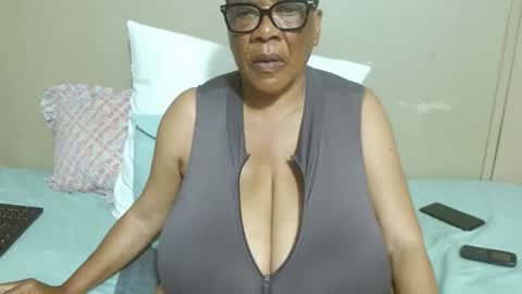 Snapshot of joycemando chatting on 12/14/25, 02:28 DairyQueen online show from 12/14/25, 02:28