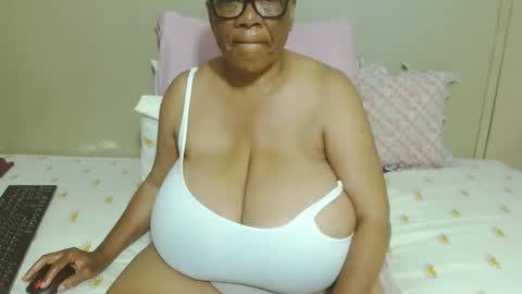 Snapshot of joycemando chatting on 12/15/25, 07:51 DairyQueen online show from 12/15/25, 07:51