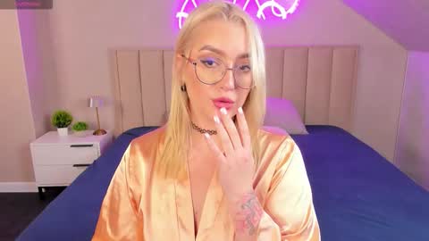 Vickie online show from 10/17/25, 09:12