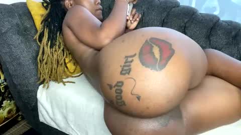 Snapshot of joyslim1 chatting on 11/16/25, 05:13 Butterflyass online show from 11/16/25, 05:13