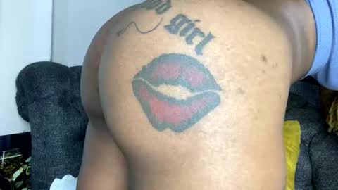 Snapshot of joyslim1 chatting on 11/17/25, 02:17 Butterflyass online show from 11/17/25, 02:17